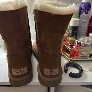 WOMENS UGG BAILEY BOOTS (SIZE 7)